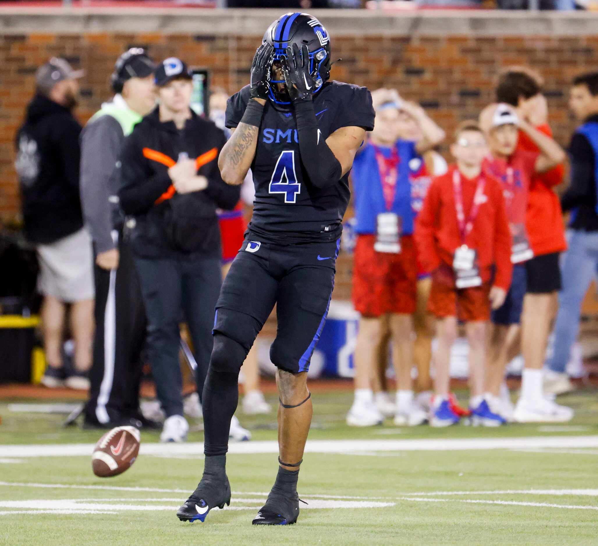 Southern Methodist Mustangs running back Jaylan Knighton reacts as he fails to receive a...