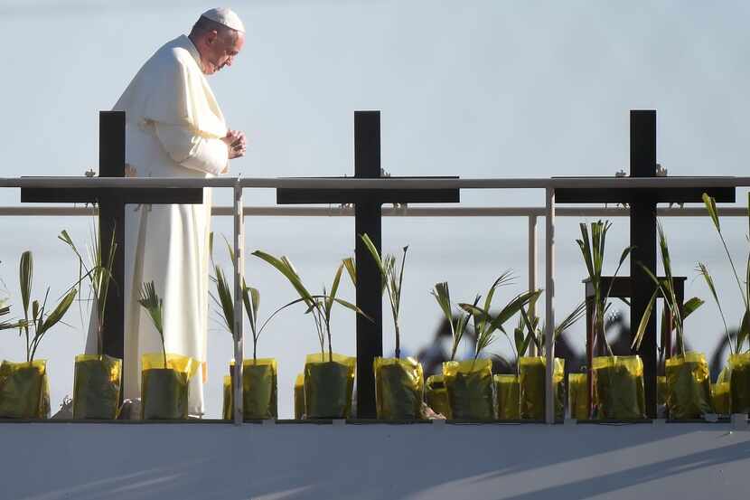 El papa Francisco rezó junto a tres cruces que simbolizaban aquellos que han muerto en su...