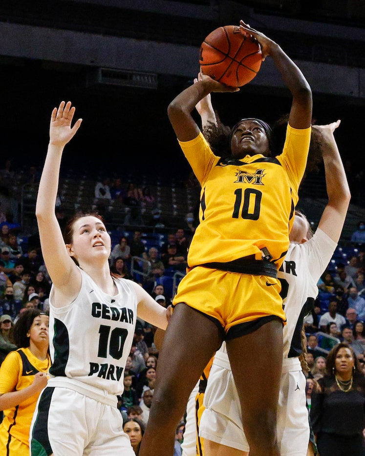 Frisco Memorial guard Jasmyn Lott (10) shoots the ball in front of Cedar Park forward Elaine...