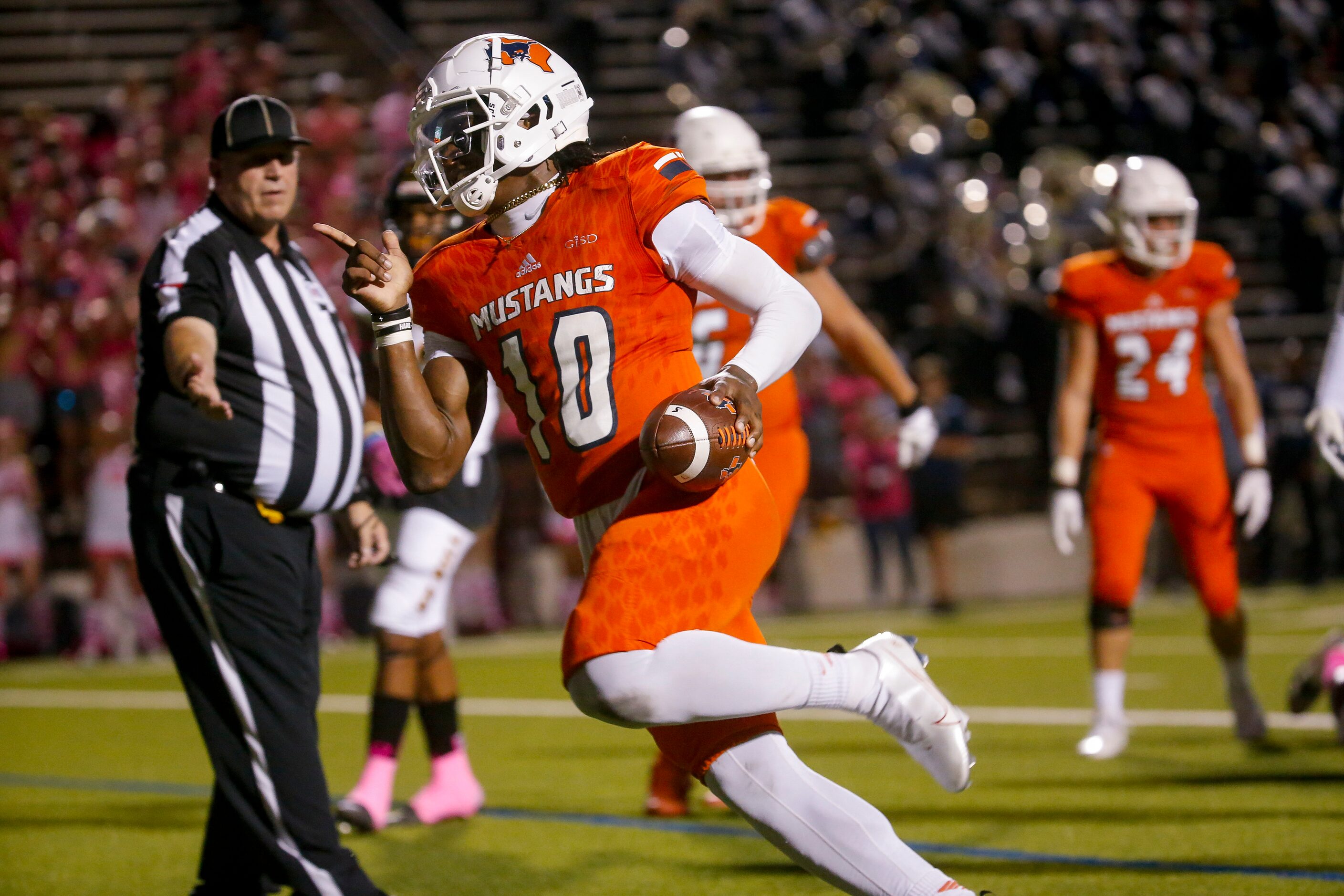 Sachse’s quarterback Alex Orji runs in a touchdown during the first quarter of a District...