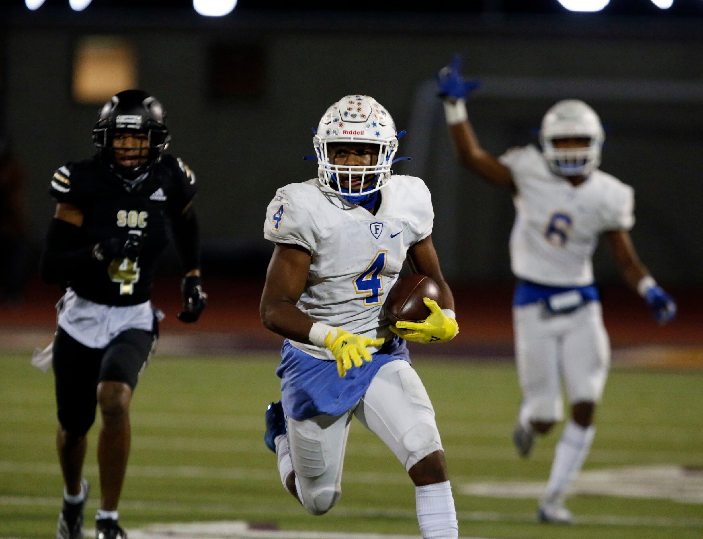 Frisco’s Chase Lowrey (4) makes long kickoff return to setup the team’s game-winning field...