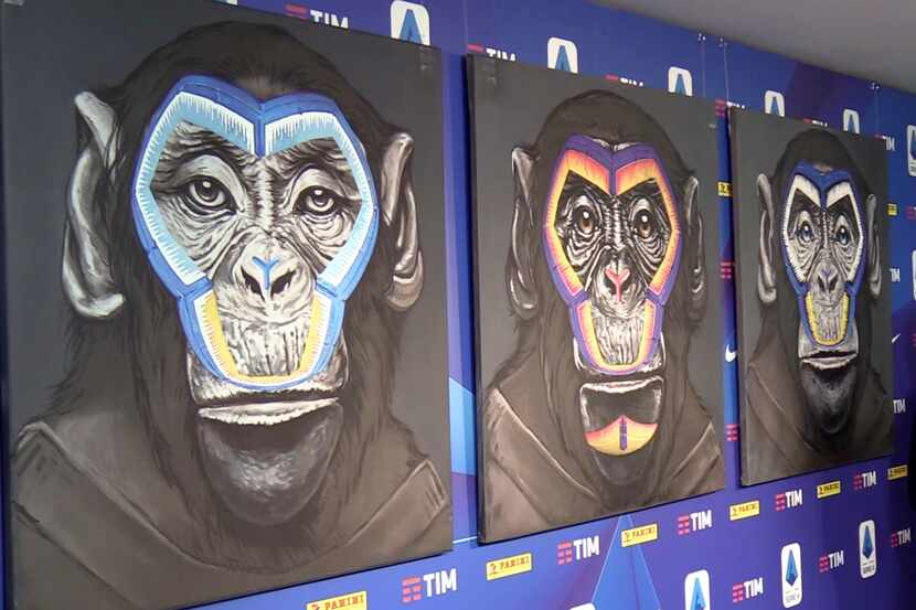 Tres pinturas de monos con un contorno de distintos colores en el rostro se exhiben en...