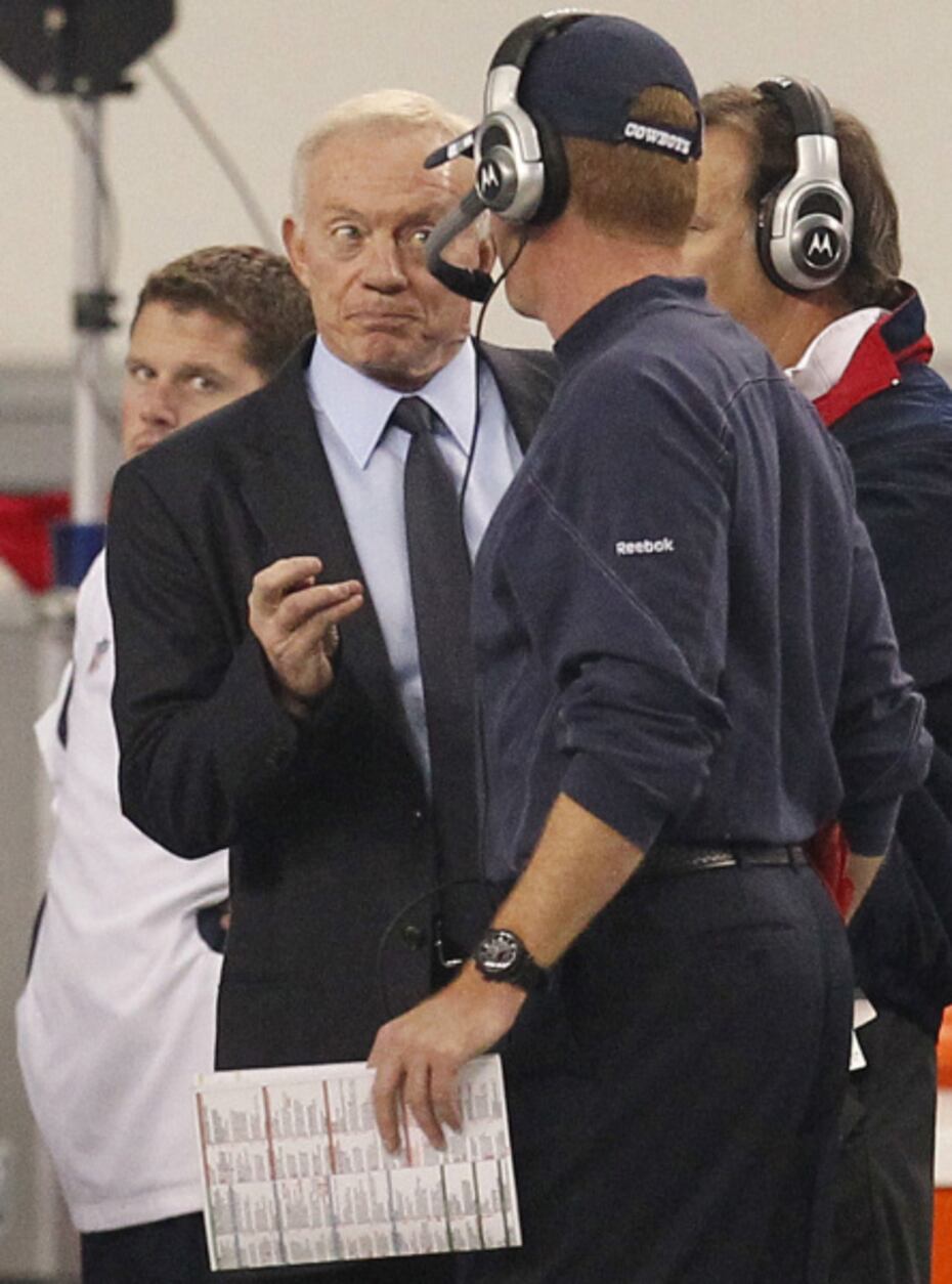 Dallas Cowboys head coach Barry Switzer confers with defensive