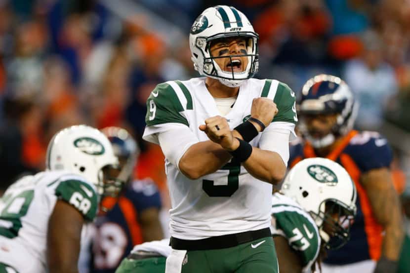 DENVER, CO - DECEMBER 10:  Quarterback Bryce Petty #9 of the New York Jets changes the play...
