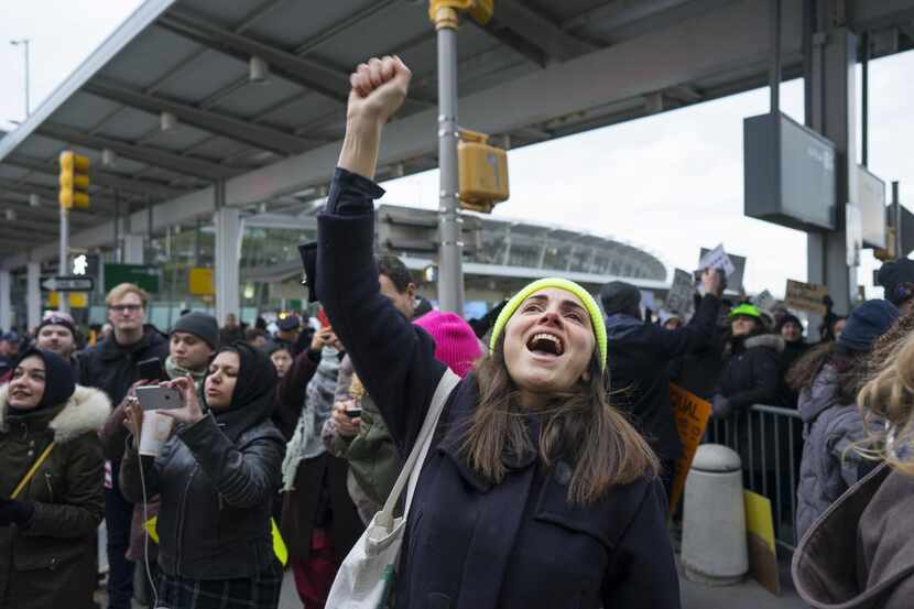 Una manifestante levanta el puño y grita durante una protesta en el aeropuerto internacional...