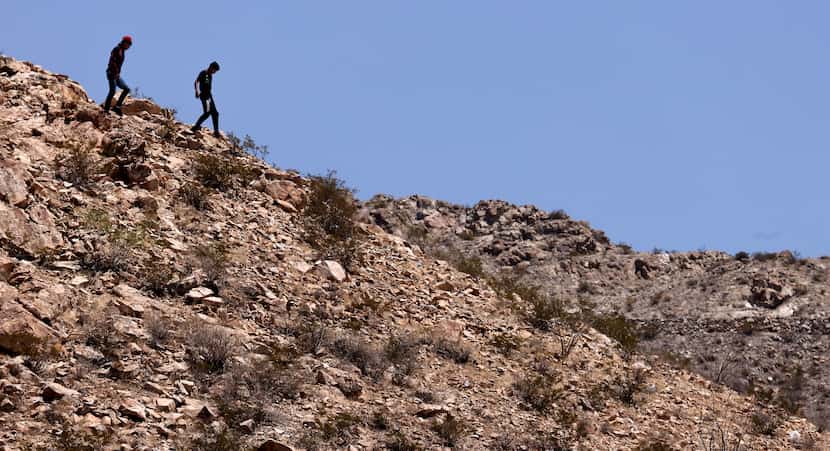 Traficantes de personas recorren el área rocosa del lado mexicano de la frontera cercana a...