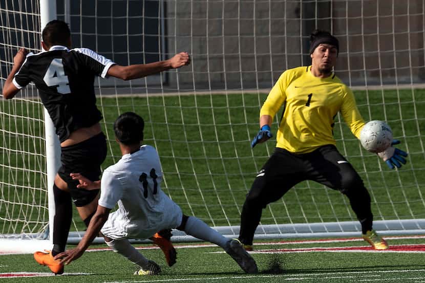 Alief Elsik  Mayno Linares, (11) shoots and scores as Irving keeper Ivan Gonzalez,(1) is...