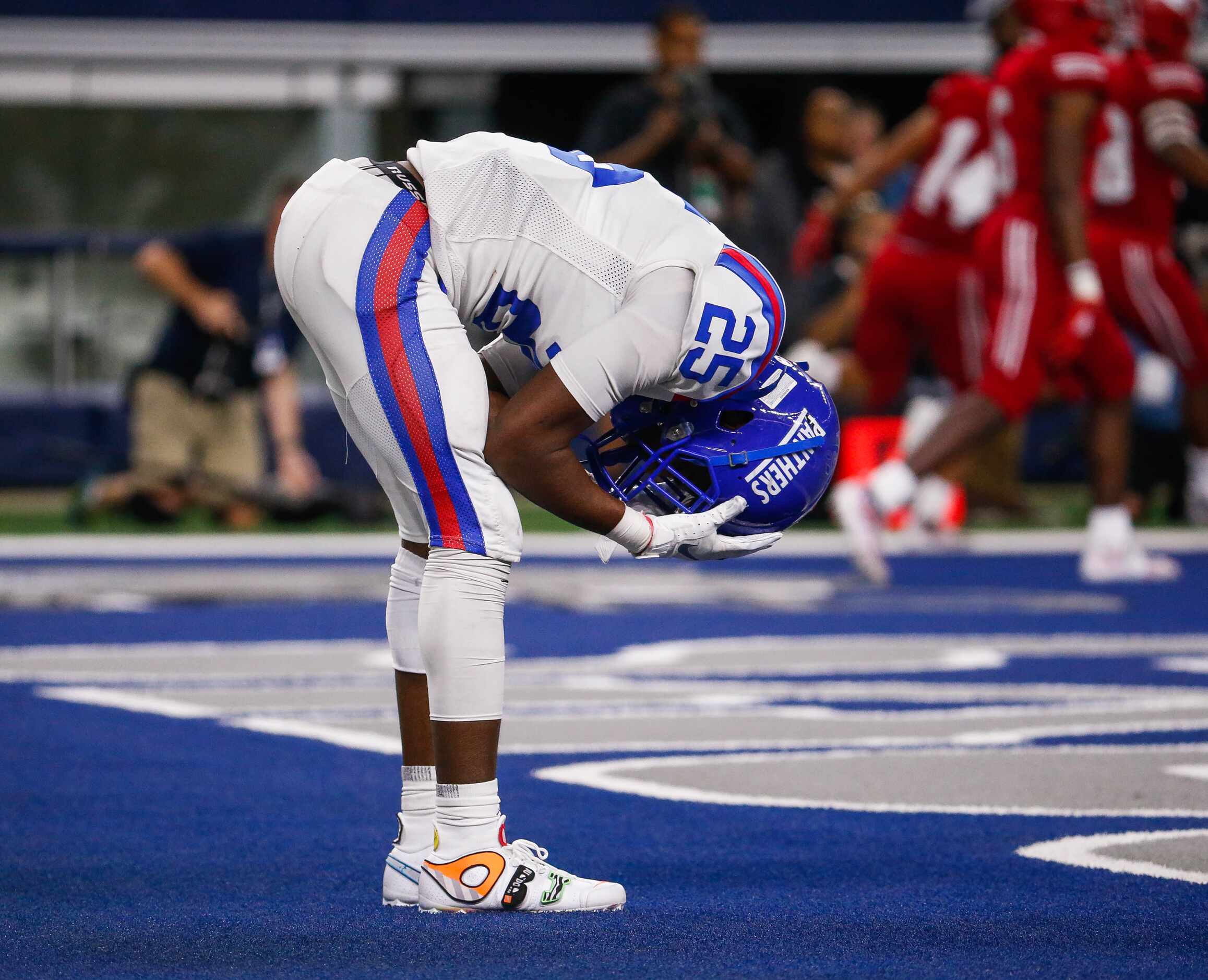 Duncanville's DB Thailan Scott (25) reacts to North Shore's Roger Hagan's (15) touchdown in...