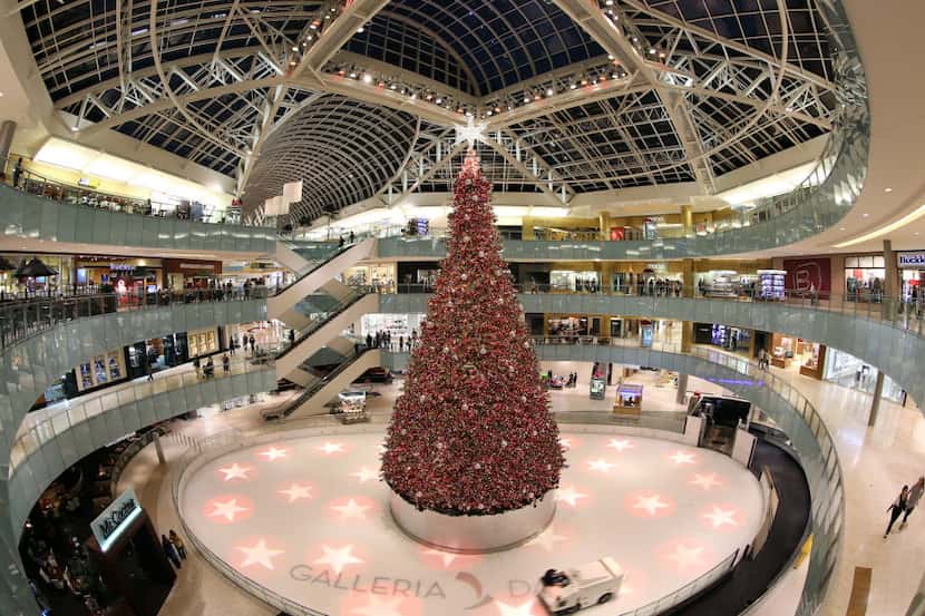 El árbol de navidad de Galleria Dallas mide 95 piés de altura y es iluminado por 450,000...