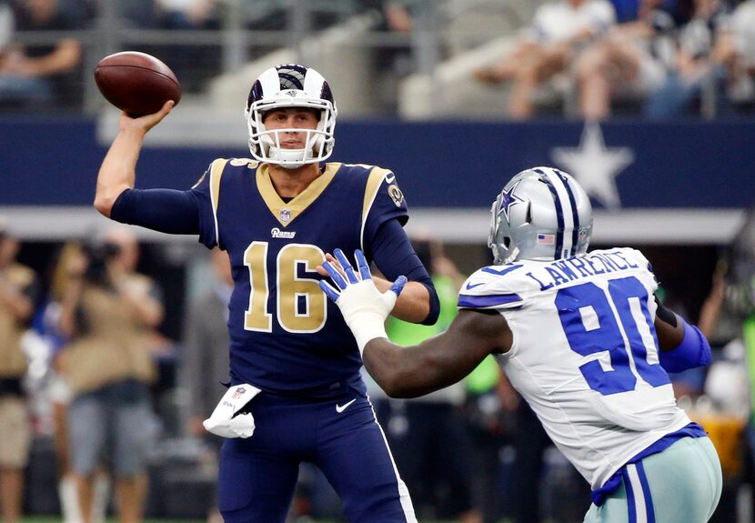 El mariscal de los Rams de Los Angeles Jared Goff lanza un pase en el primer cuarto del...