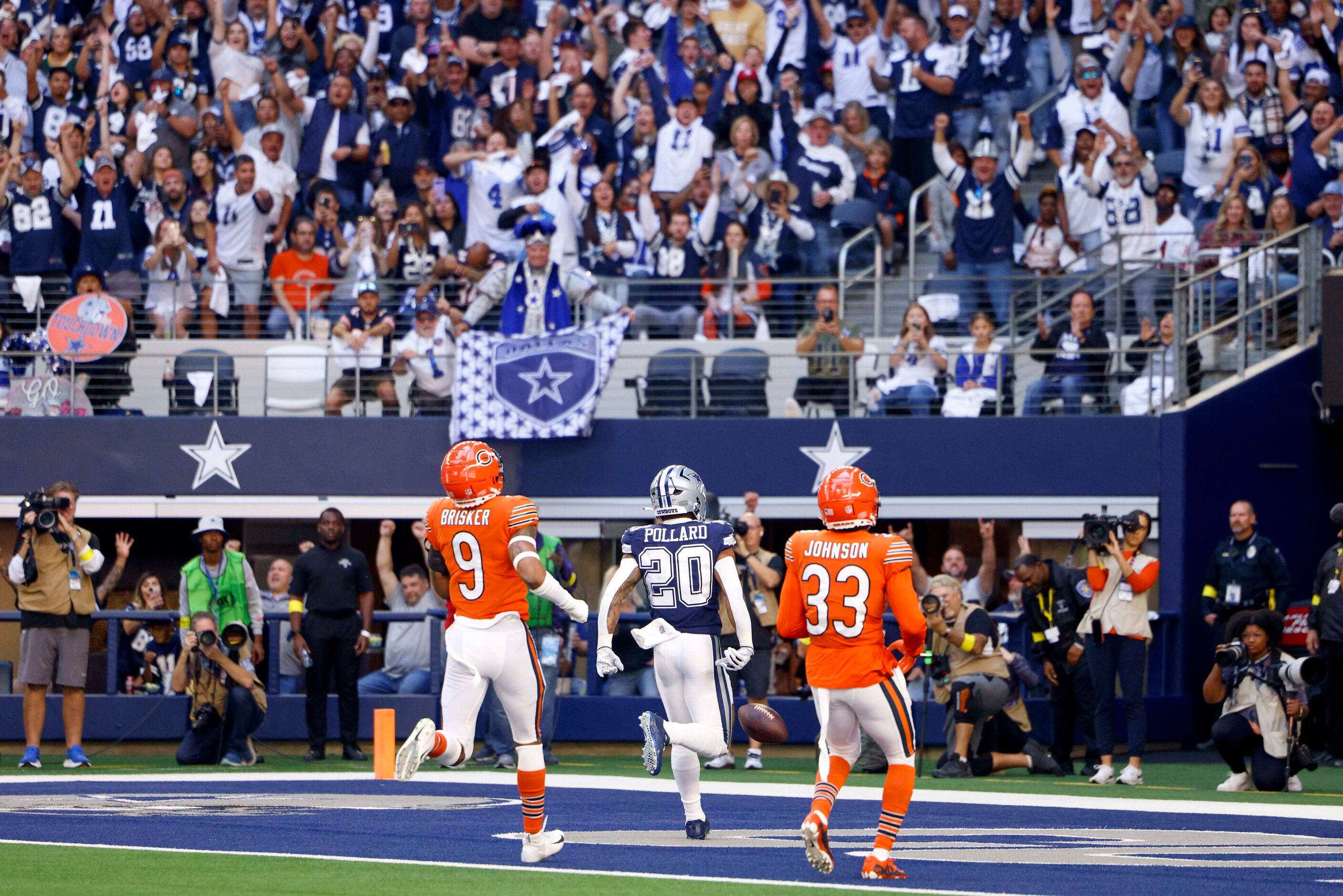 Dallas Cowboys running back Tony Pollard (20) scores a touchdown ahead of Chicago Bears...