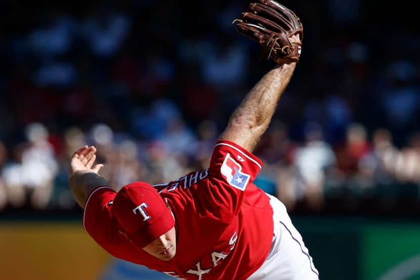 May 31, 2015; Arlington, TX, USA; Texas Rangers relief pitcher Ross Ohlendorf (25) winds up...
