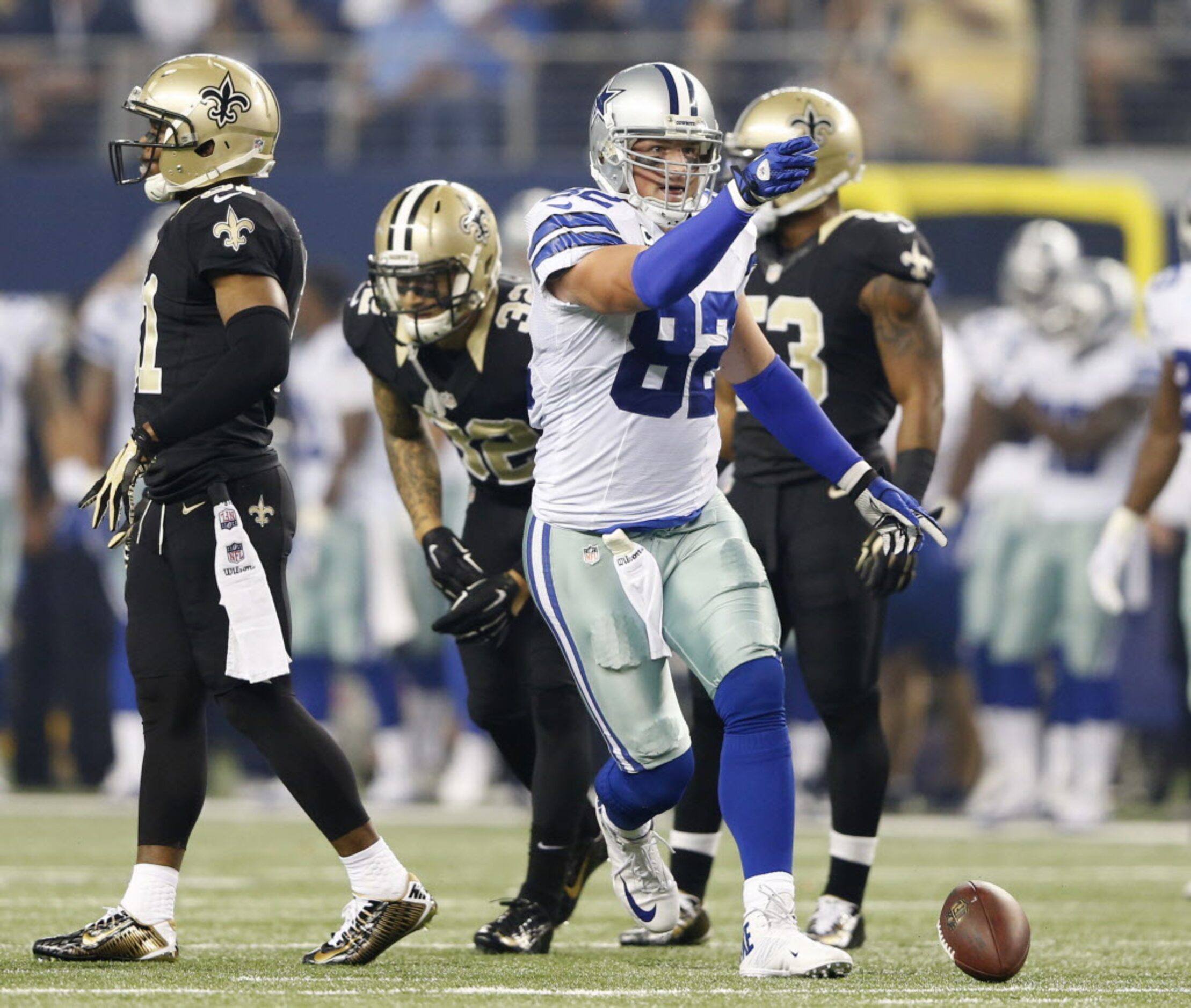 Dallas Cowboys tight end Jason Witten (82) signals a first down after a reception in a game...