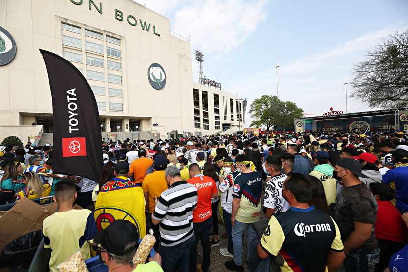 Sin observar distanciamiento social, miles de aficionados se congregaron en el Cotton Bowl...