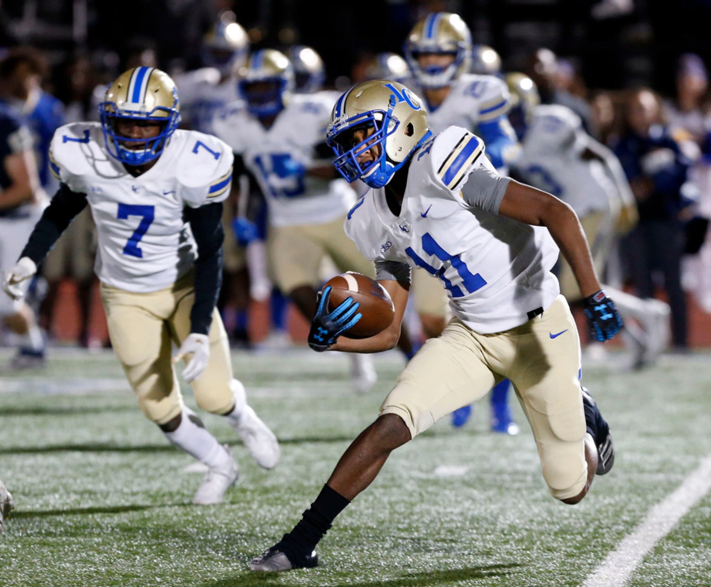 Lakeview's Garnett Burke (11) looks for an opening during the first half of the Lakeview...