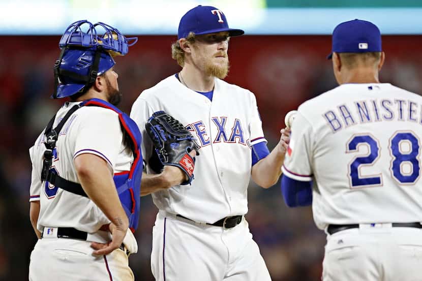 Texas Rangers manager Jeff Banister (28) pulls relief pitcher Jake Diekman from the game...