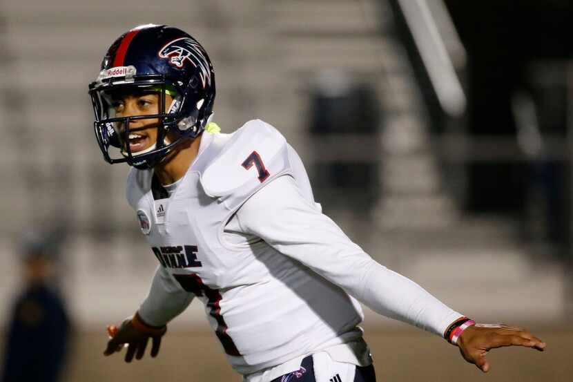 Bishop Dunne quarterback Micah Simon (7) calls a play in the first quarter during the TAPPS...