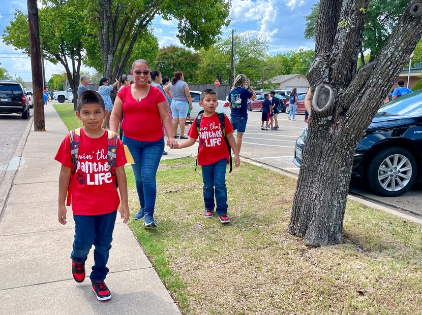 Anabel Flores con sus hijos, Enrique Gallegos (izq.) de 9 años, y Joel Gallegos (der.) de 7...