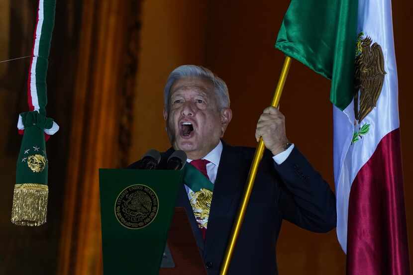 El presidente mexicano Andrés Manuel López Obrador da el grito anual para dar inicio a las...