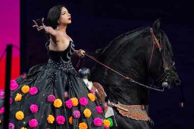Ángela Aguilar, hija de Pepe Aguilar, monta un caballo al cantar en el espectáculo "Jaripeo...