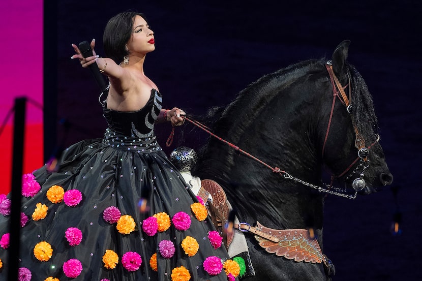 Ángela Aguilar, hija de Pepe Aguilar, monta un caballo al cantar en el espectáculo "Jaripeo...