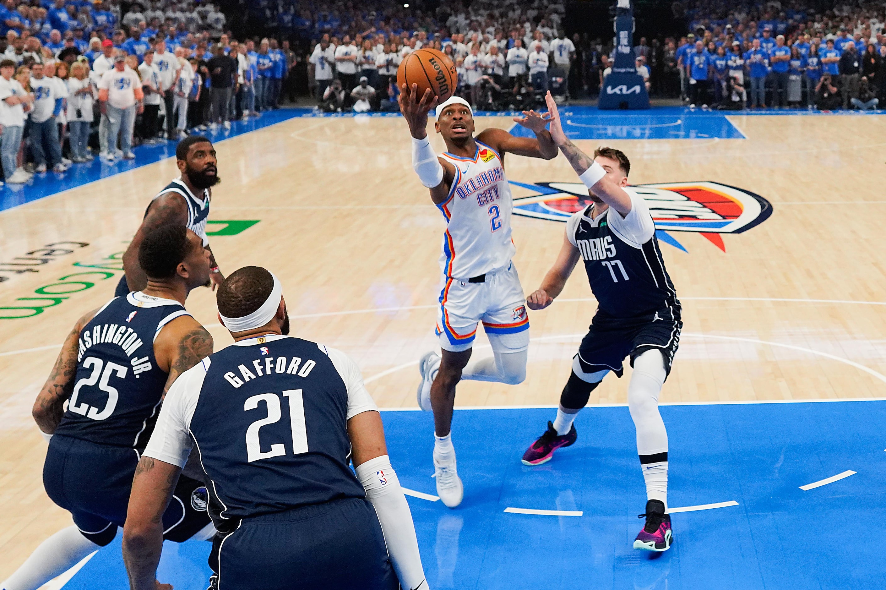 Oklahoma City Thunder guard Shai Gilgeous-Alexander (2) drives to the basket between Dallas...