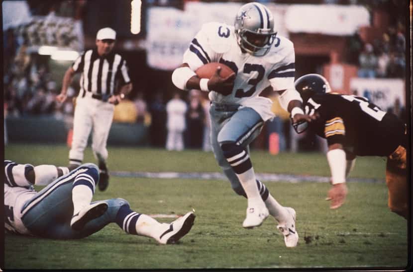 Cowboys running back Tony Dorsett (33) eludes Pittsburgh Steelers Tony Dungy (21) defender...