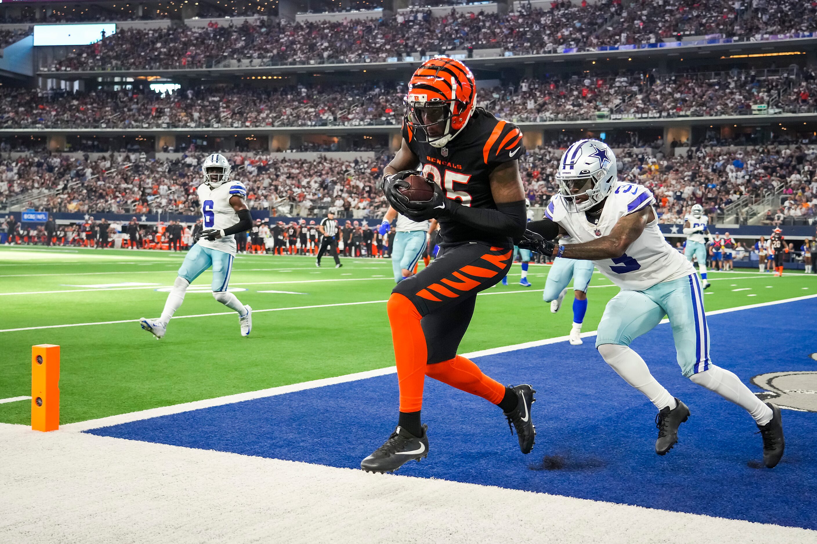 Cincinnati Bengals wide receiver Tee Higgins (85) catches a touchdown  pass as Dallas...