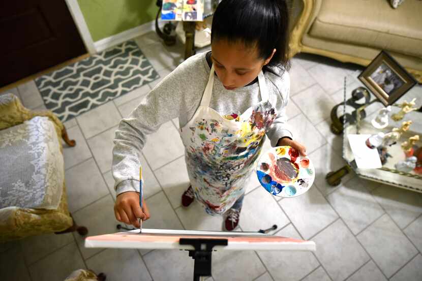 Gabriella Sosa, de 14 años, se encarga de crear pinturas coloridas para el Texas Health...