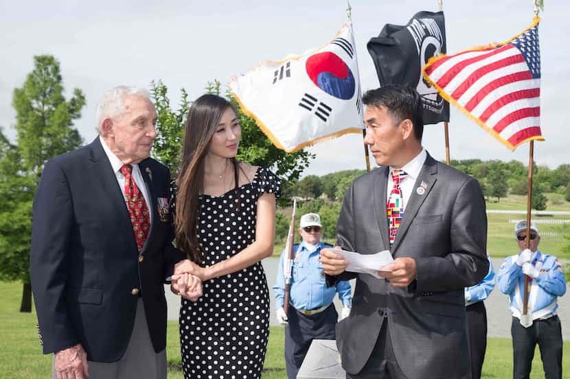 From left, a Korean War veteran Lt. Gen. Richard E. Carey (USMC ret.) of the Chosin Few...