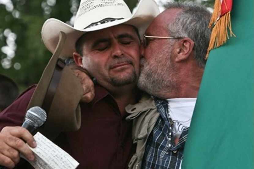 Julián LeBarón es abrazado por el activista Javier Sicilia. La foto fue tomada de Facebook...