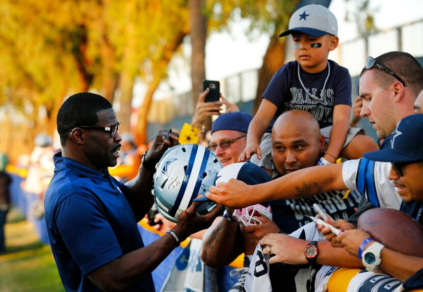 Former Dallas Cowboys Hall of Fame receiver Michael Irvin signs autographs for fans...