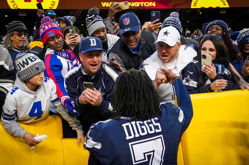 El esquinero de los Cowboys de Dallas, Trevon Diggs, celebra con seguidores del equipo tras...