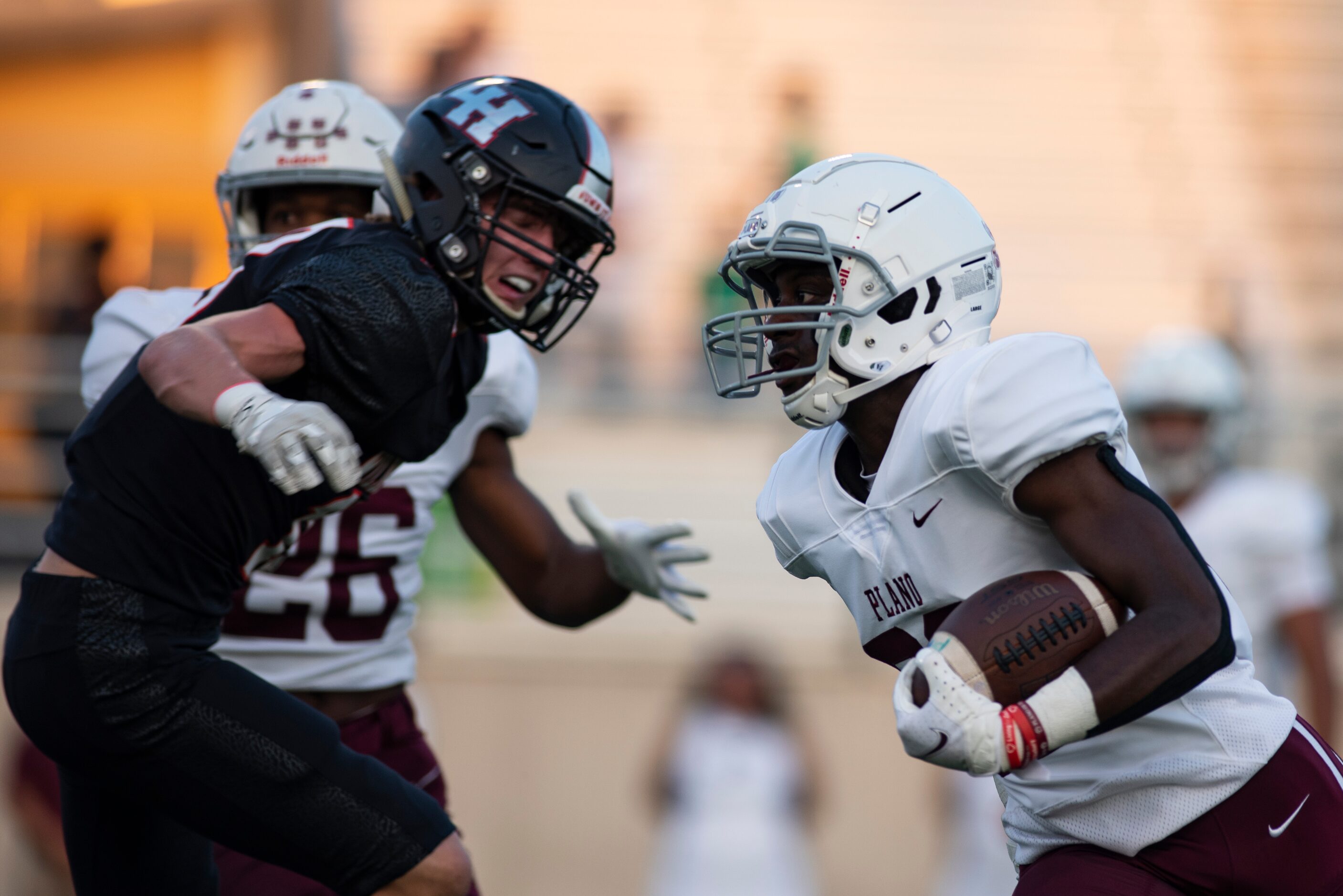 Plano Senior High School senior Ian Minter (32) rushes up the field during Lake HighlandÕs...