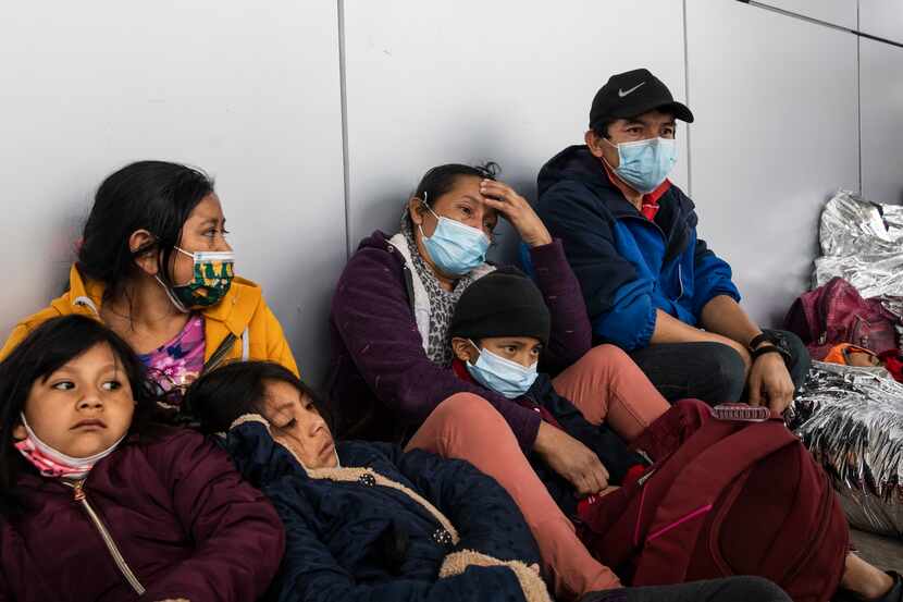 Familias de migrantes expulsados del país esperan cerca del puente internacional de Reynosa,...