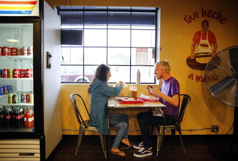 Evan Gordon (der.) y Zoe Pesce disfrutan de su almuerzo vegano en El Palote. TOM FOX /DMN