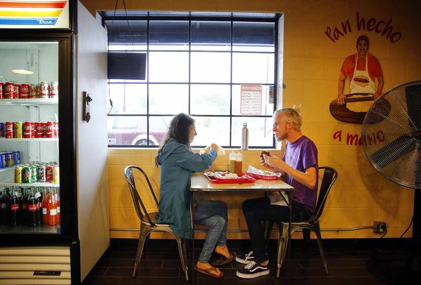 Evan Gordon (der.) y Zoe Pesce disfrutan de su almuerzo vegano en El Palote. TOM FOX /DMN