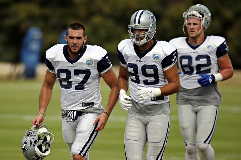 Dallas Cowboys tight end Geoff Swaim (87), tight end Gavin Escobar and tight end Jason...