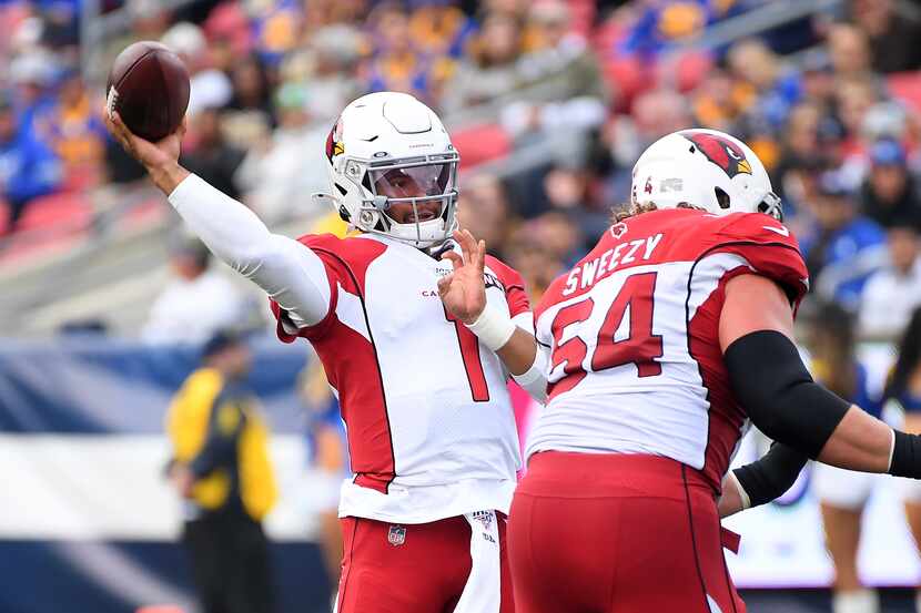 El mariscal de los Cardinals de Arizona, Kyler Murray, lanza un pase en un juego contra los...
