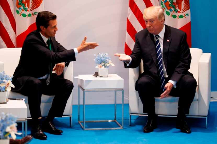 El presidente de Enrique Pena Nieto y su similar de Estados Unidos Donald trump en una...