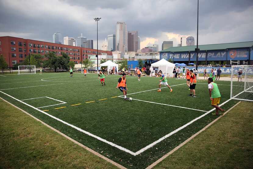 City Futsal Dallas Sports & Social Park está junto al Dallas Farmers Market.