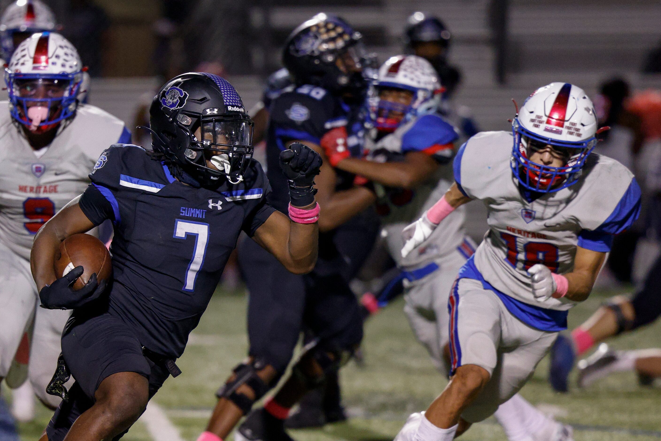 Mansfield Summit running back Amare Burgess (7) runs the ball Midlothian Heritage linebacker...