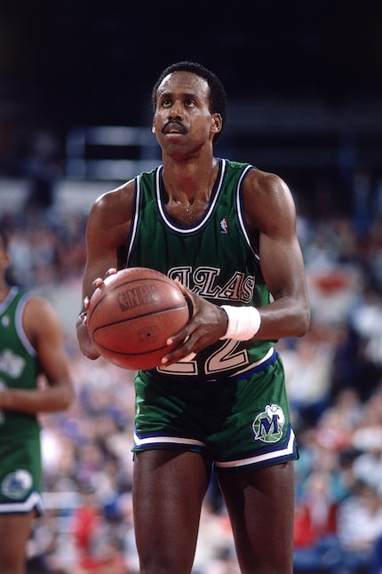 Rolando Blackman #22 of the Dallas Mavericks #22 shoots against the Portland Trailblazers...