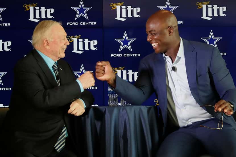 El propietario de los Cowboys de Dallas, Jerry Jones (izq), felicita a DeMarcus Ware (right)...