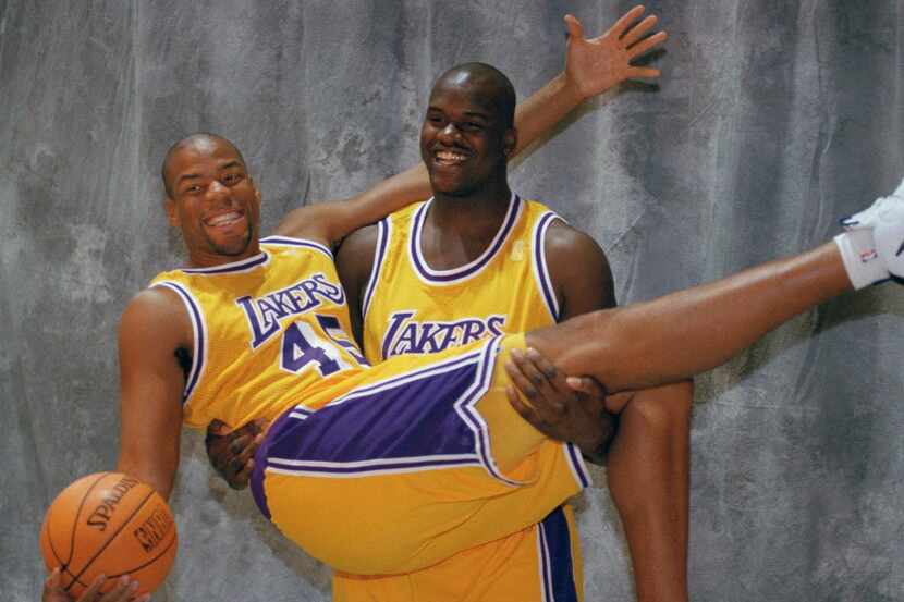 Shaquille O’­Neal carga a Sean Rooks cuando ambos jugaban con los Lakers. Foto ARCHIVO AP
