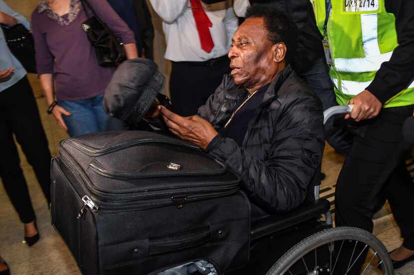 El futbolista Edson Arantes do Nascimento, Pelé, a su arribo al aeropuerto Guarulhos...