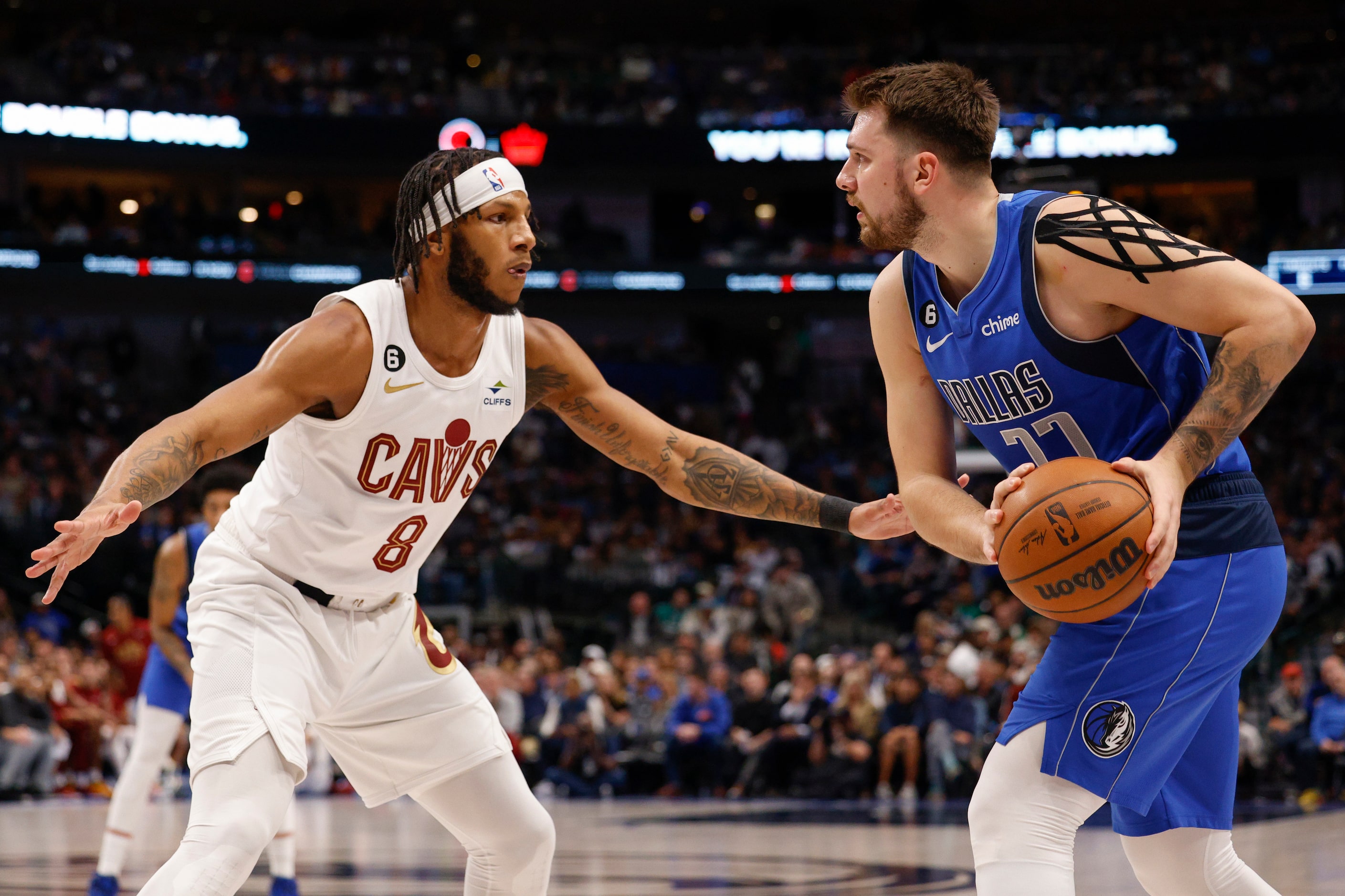 Cleveland Cavaliers forward Lamar Stevens (8) defends against Dallas Mavericks guard Luka...