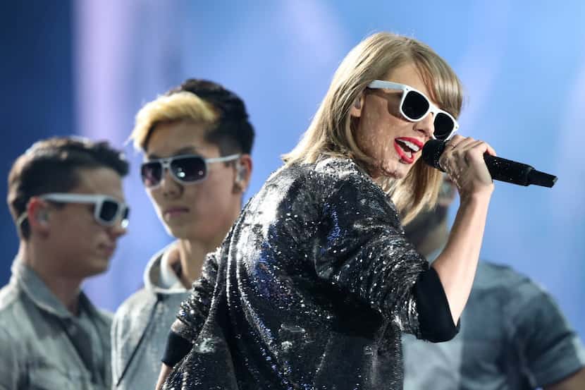 Taylor Swift at AT&T Stadium in Arlington, October 17, 2015