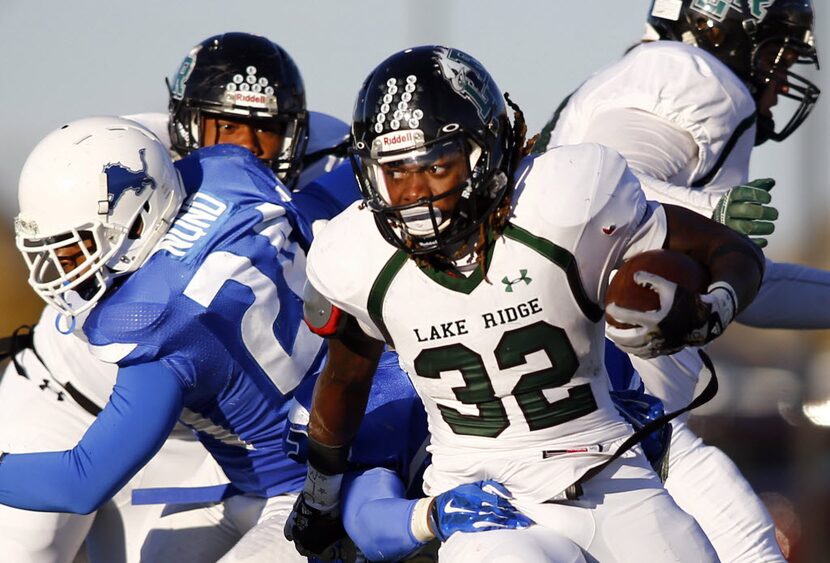 TXHSFB Mansfield Lake Ridge's Duke Carter (32) carries the ball against Tyler John Tyler in...