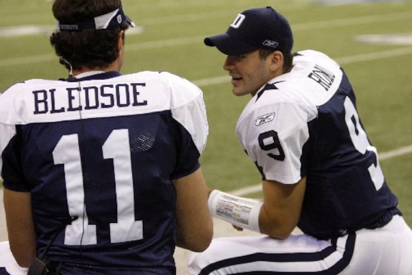 ORG XMIT: *S18F22DC9* Dallas QB Tony Romo talks with Drew Bledsoe  on the bench in the...